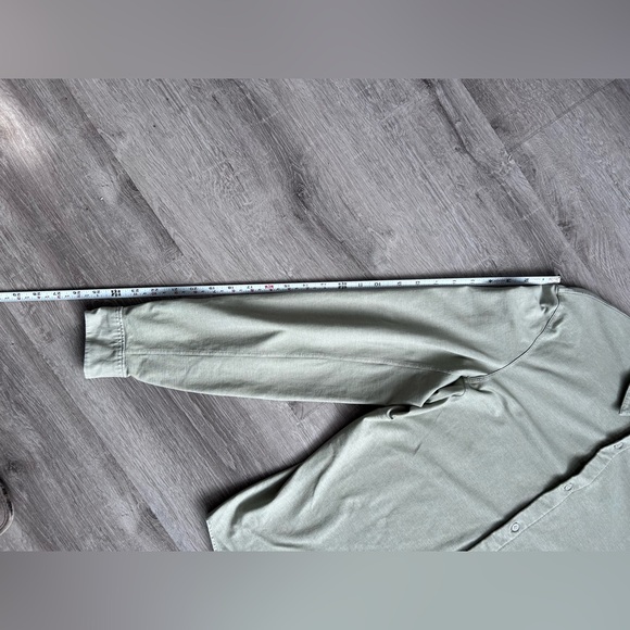 Men’s Lululemon Commission Long Sleeve button up shirt size M in sage green - Picture 8 of 9